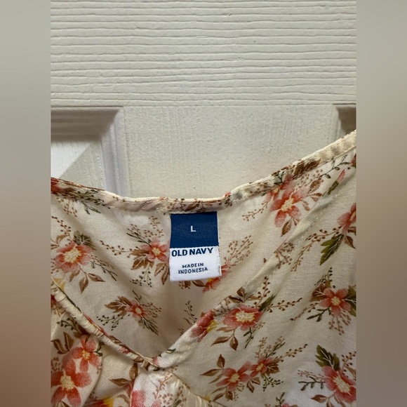 Old Navy Cream Floral Sleeveless Blouse - Picture 3 of 4